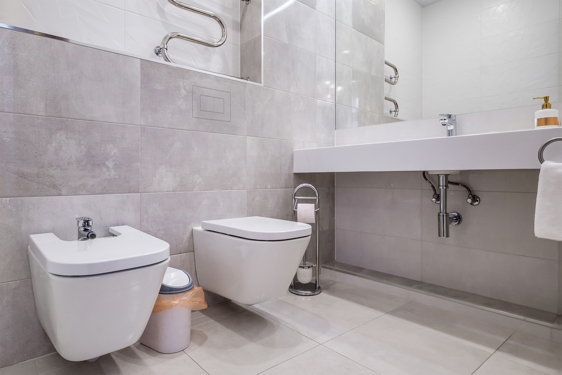 Keramische drukplaat in een luxe badkamer