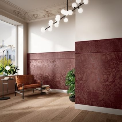 Serenissima_Chromagic_Toile de Jouy Bordeaux 600x1200 en Fascia Toile de Jouy Bordeaux 300x600 (wand) en Norway Golden Sunset 200x1200 (Small)